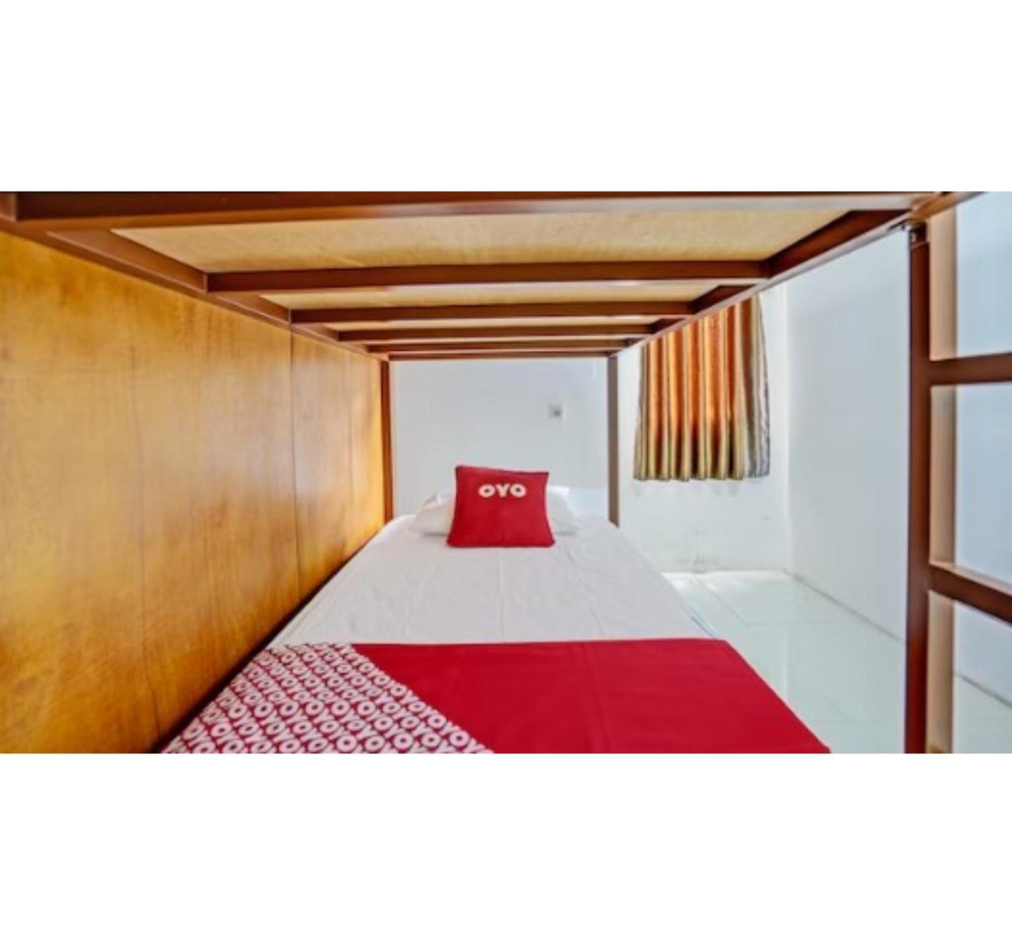 Super Oyo 3702 Homestay Bougenville Syariah Lamongan Екстериор снимка