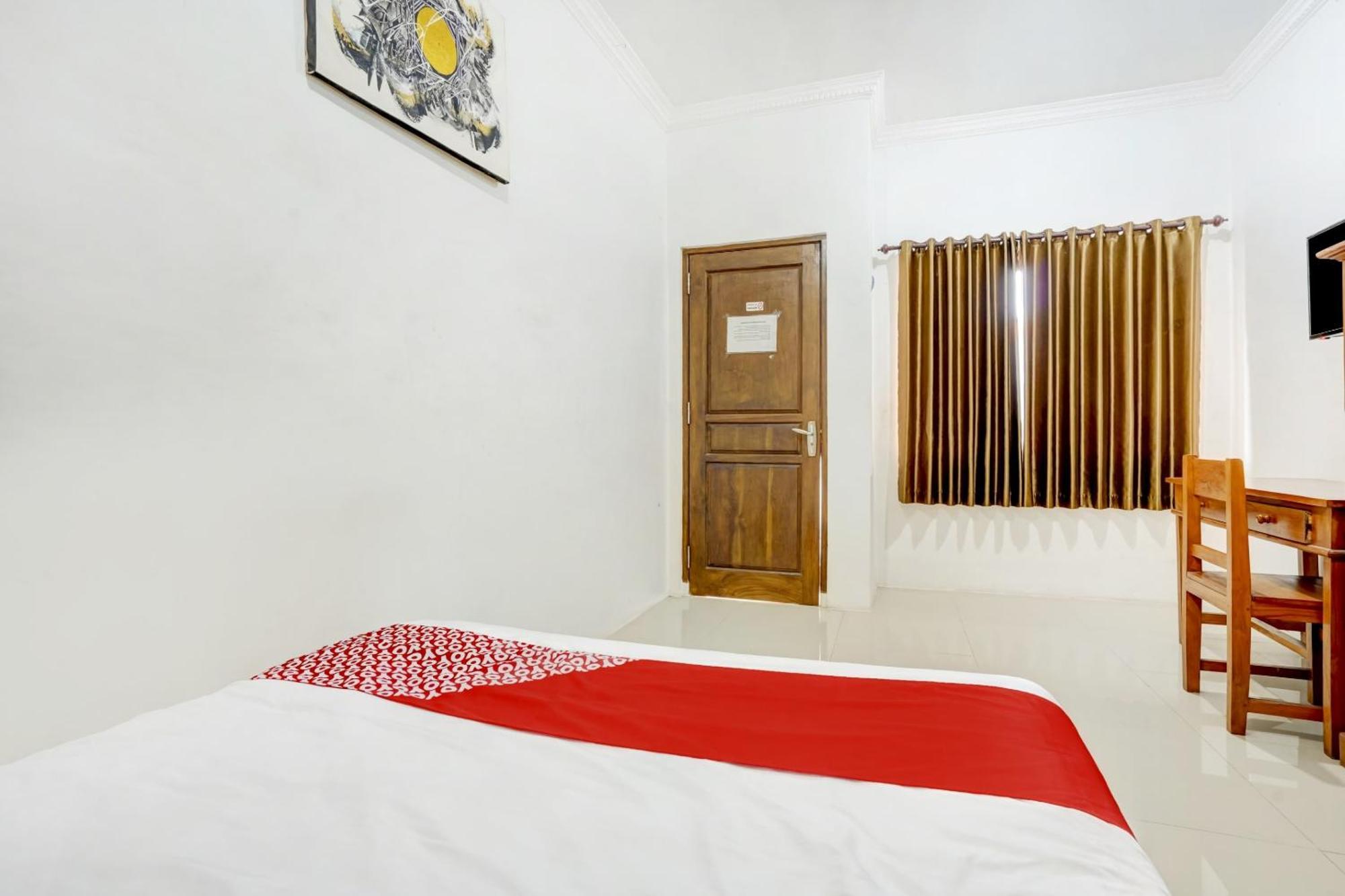 Super Oyo 3702 Homestay Bougenville Syariah Lamongan Екстериор снимка
