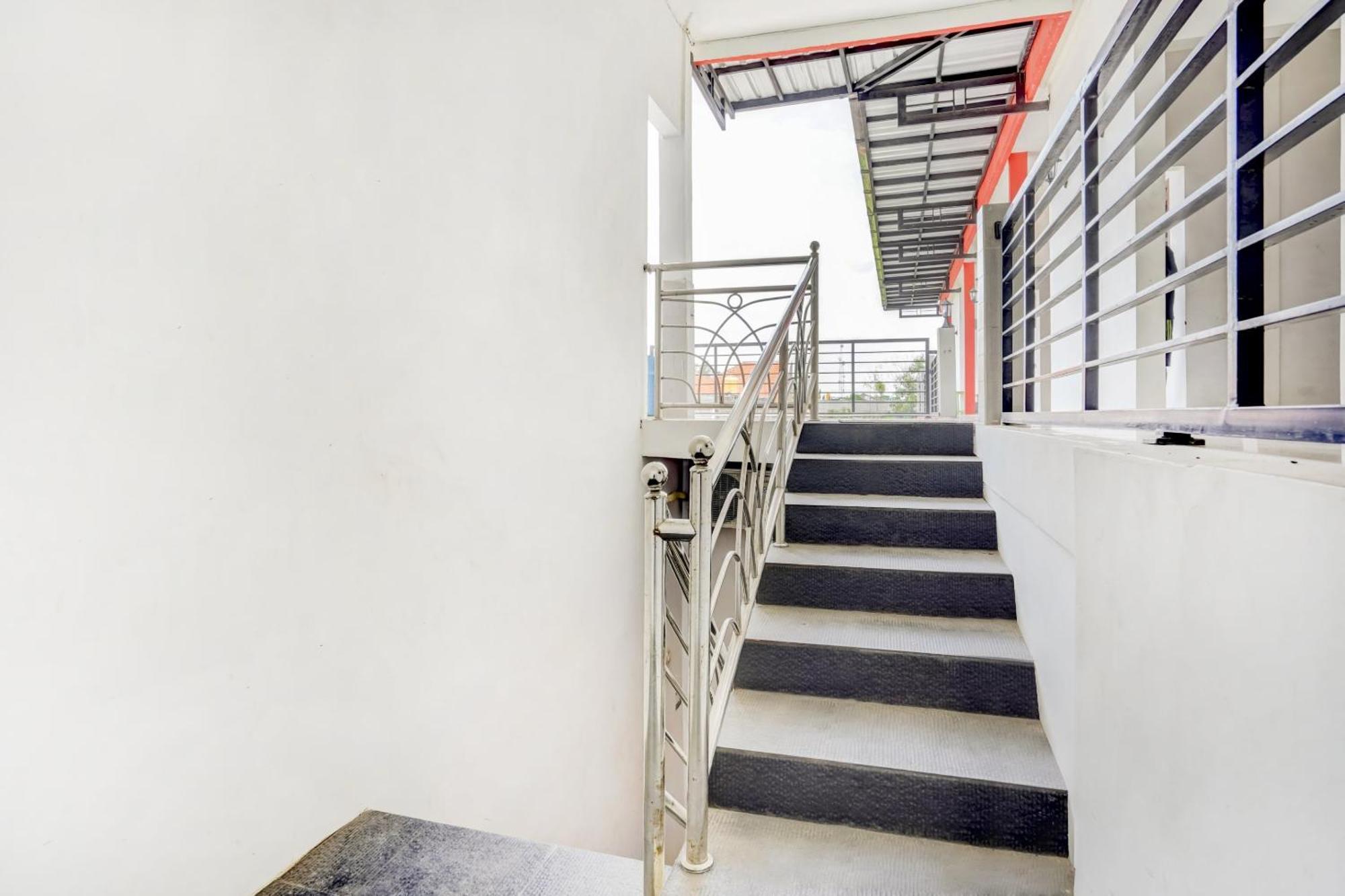 Super Oyo 3702 Homestay Bougenville Syariah Lamongan Екстериор снимка