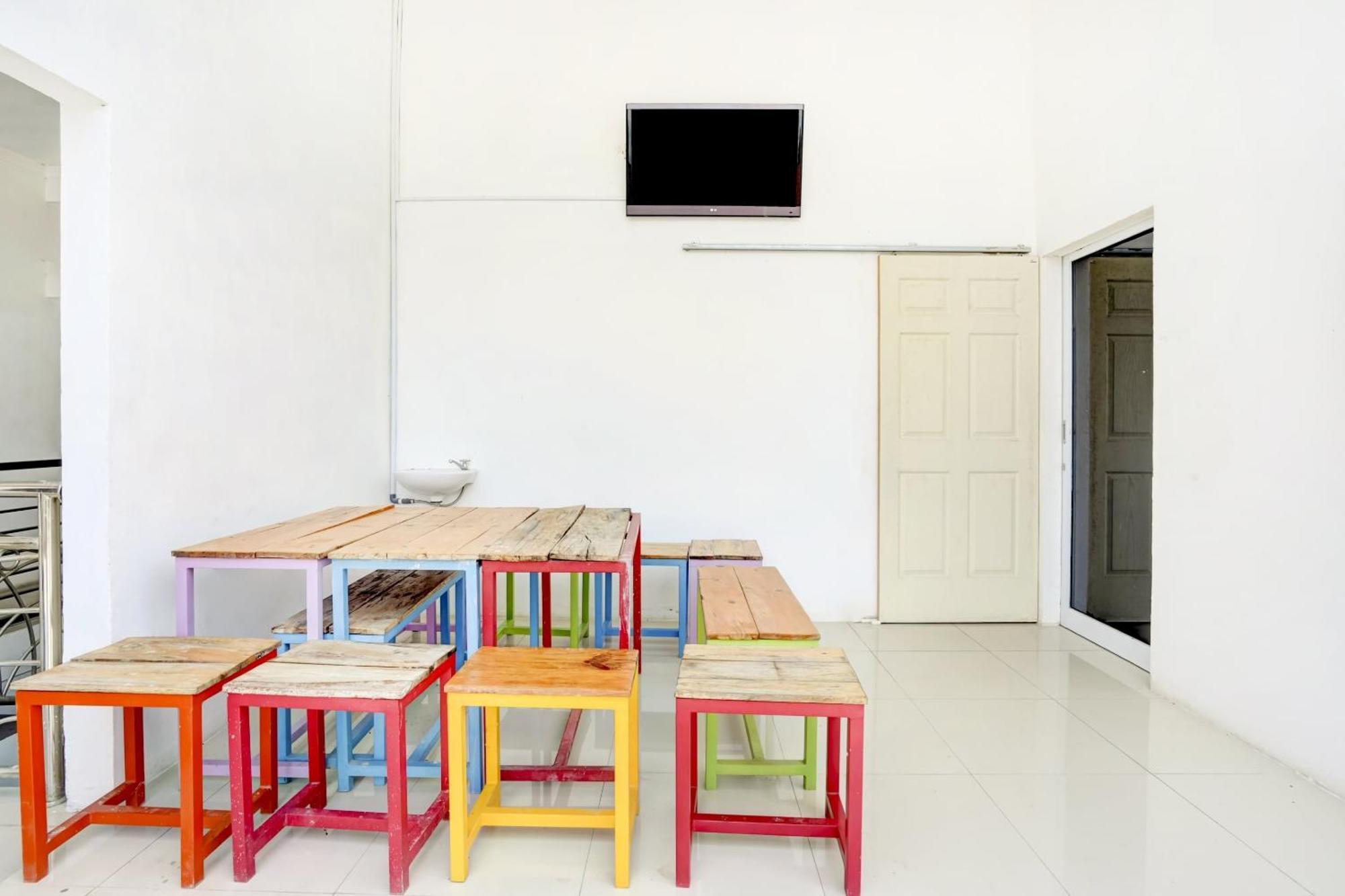 Super Oyo 3702 Homestay Bougenville Syariah Lamongan Екстериор снимка