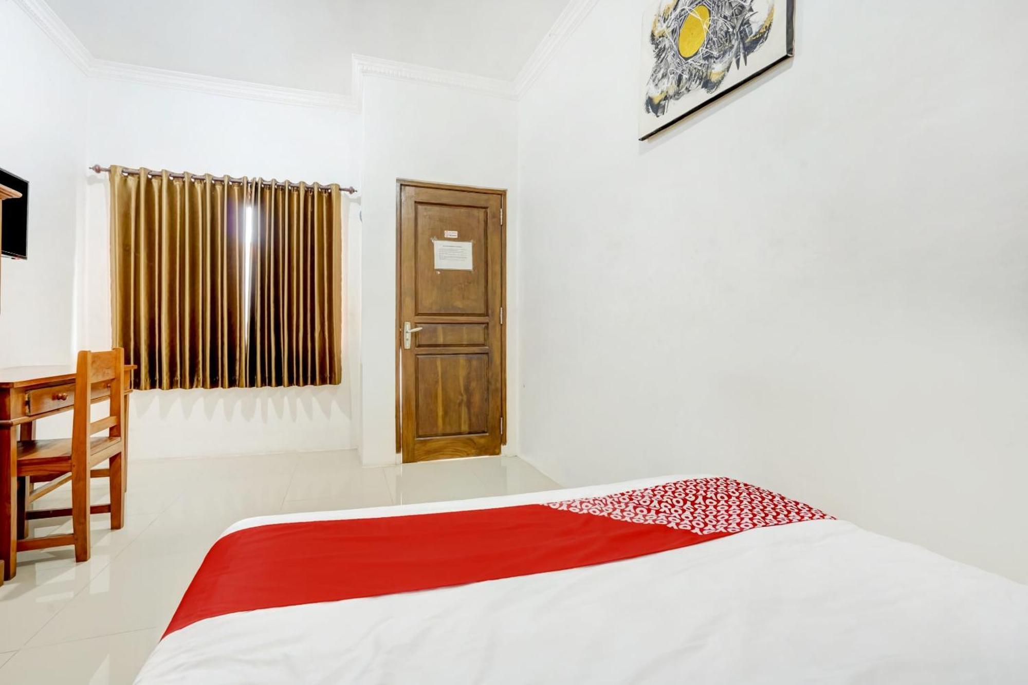 Super Oyo 3702 Homestay Bougenville Syariah Lamongan Екстериор снимка