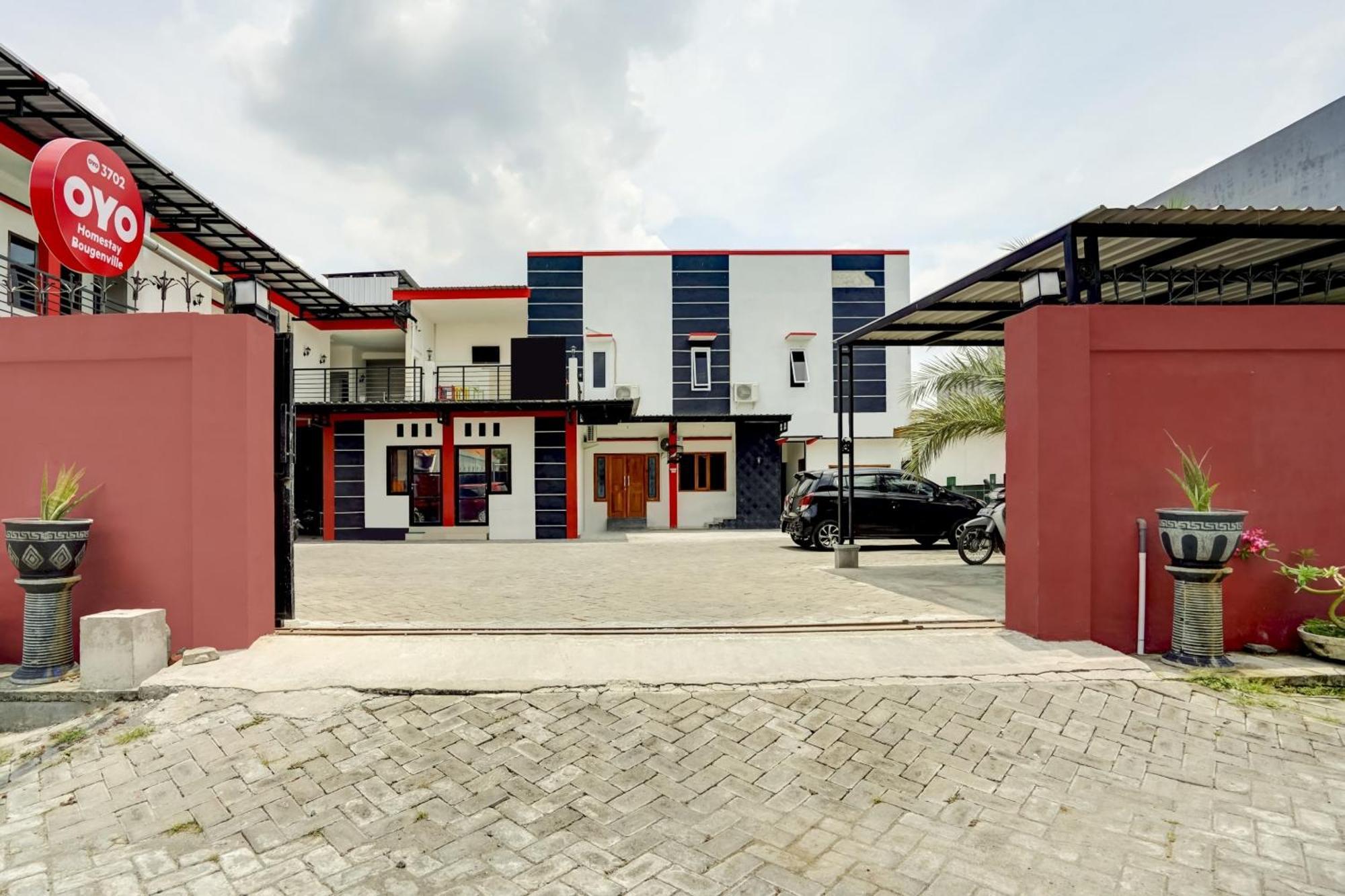 Super Oyo 3702 Homestay Bougenville Syariah Lamongan Екстериор снимка