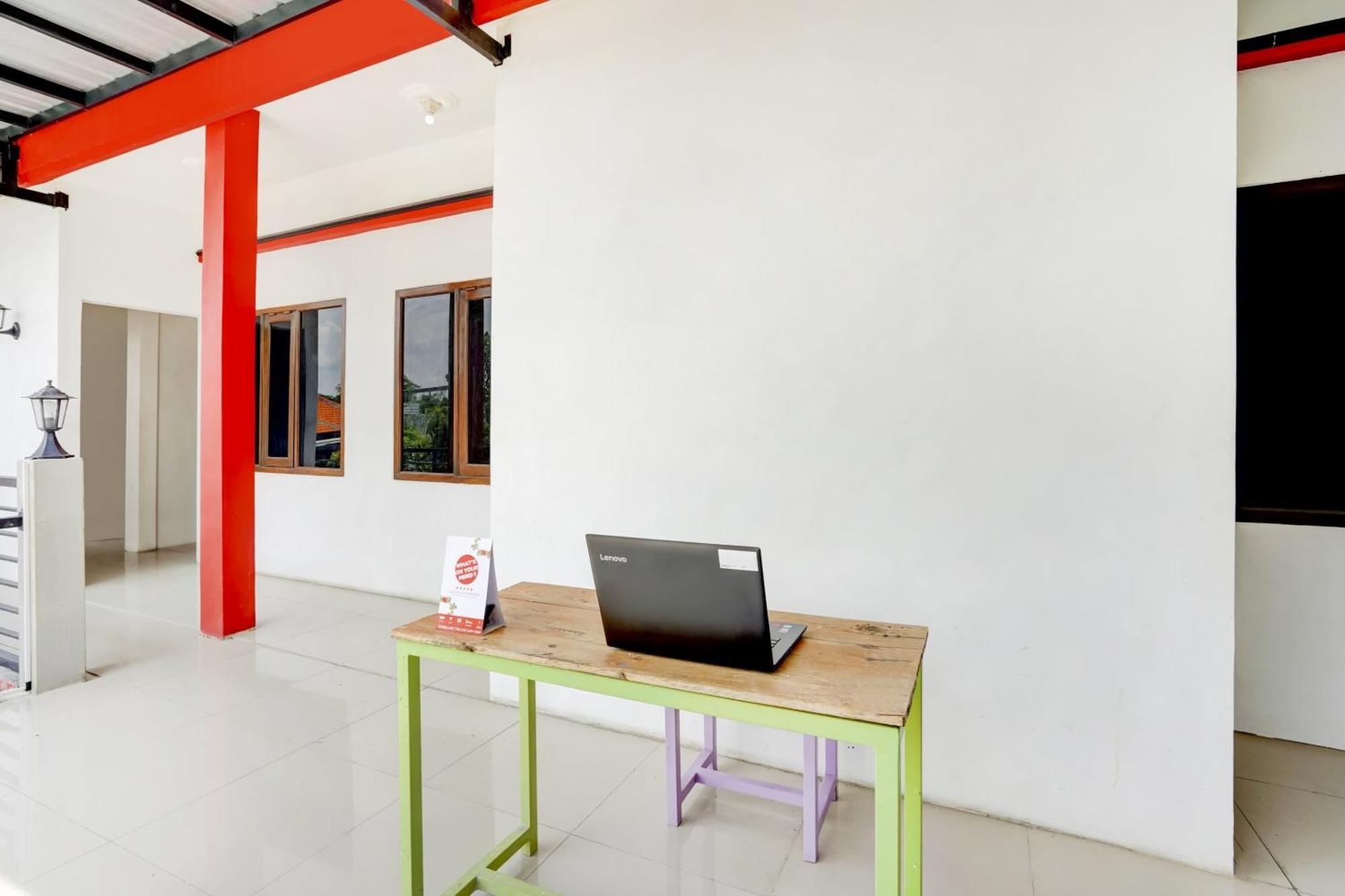 Super Oyo 3702 Homestay Bougenville Syariah Lamongan Екстериор снимка