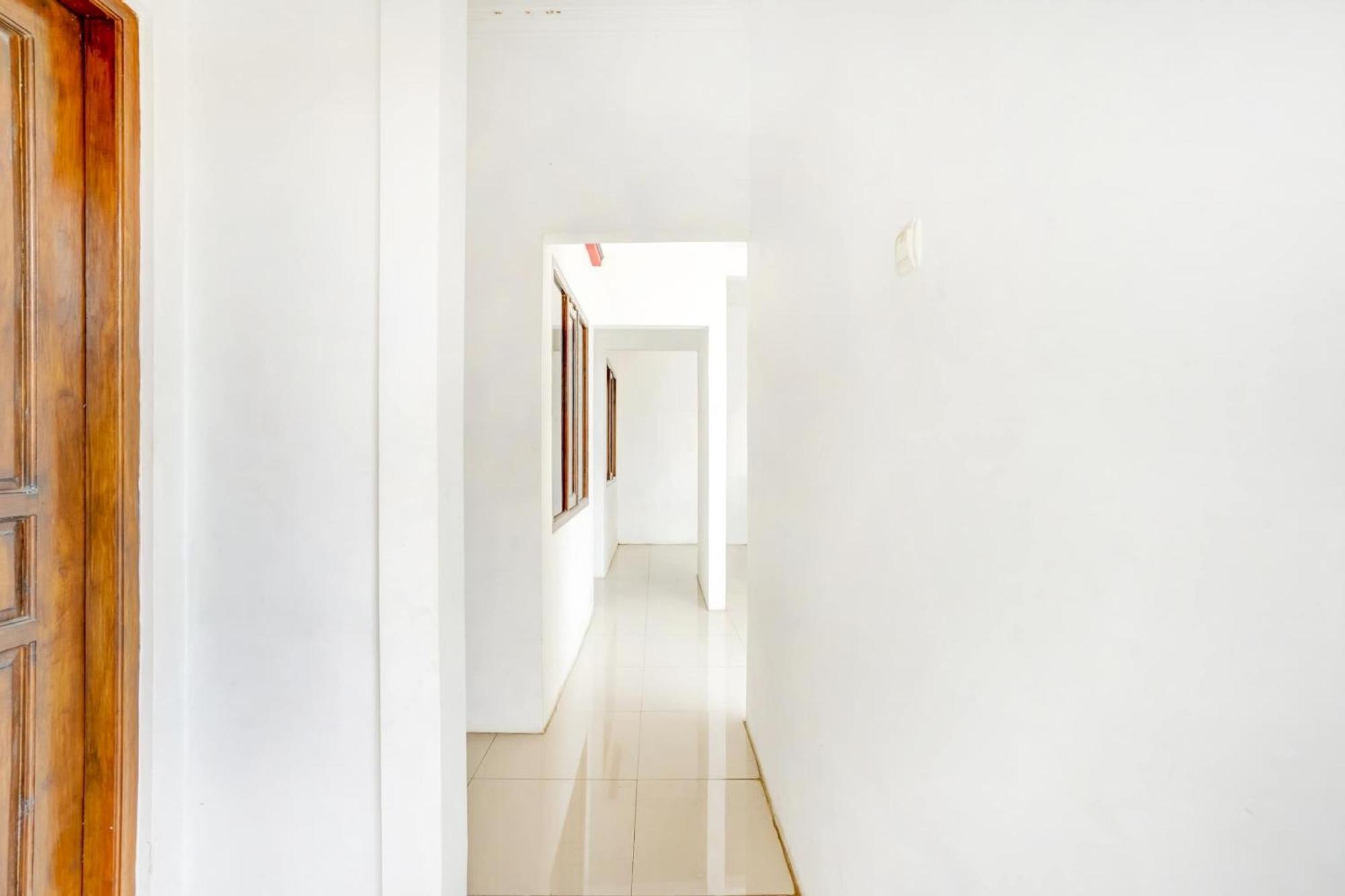 Super Oyo 3702 Homestay Bougenville Syariah Lamongan Екстериор снимка