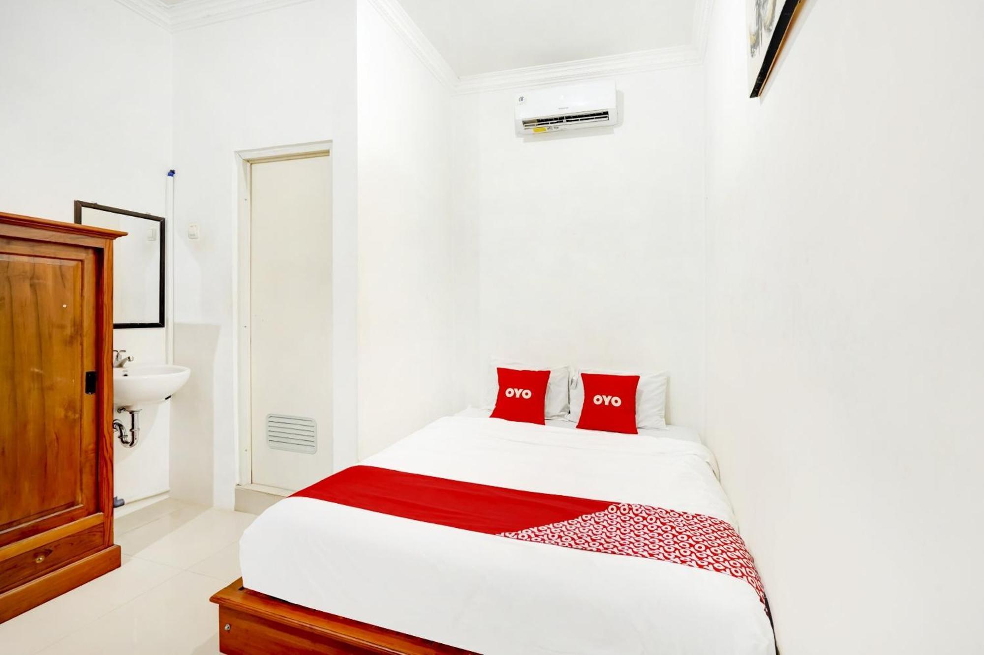 Super Oyo 3702 Homestay Bougenville Syariah Lamongan Екстериор снимка