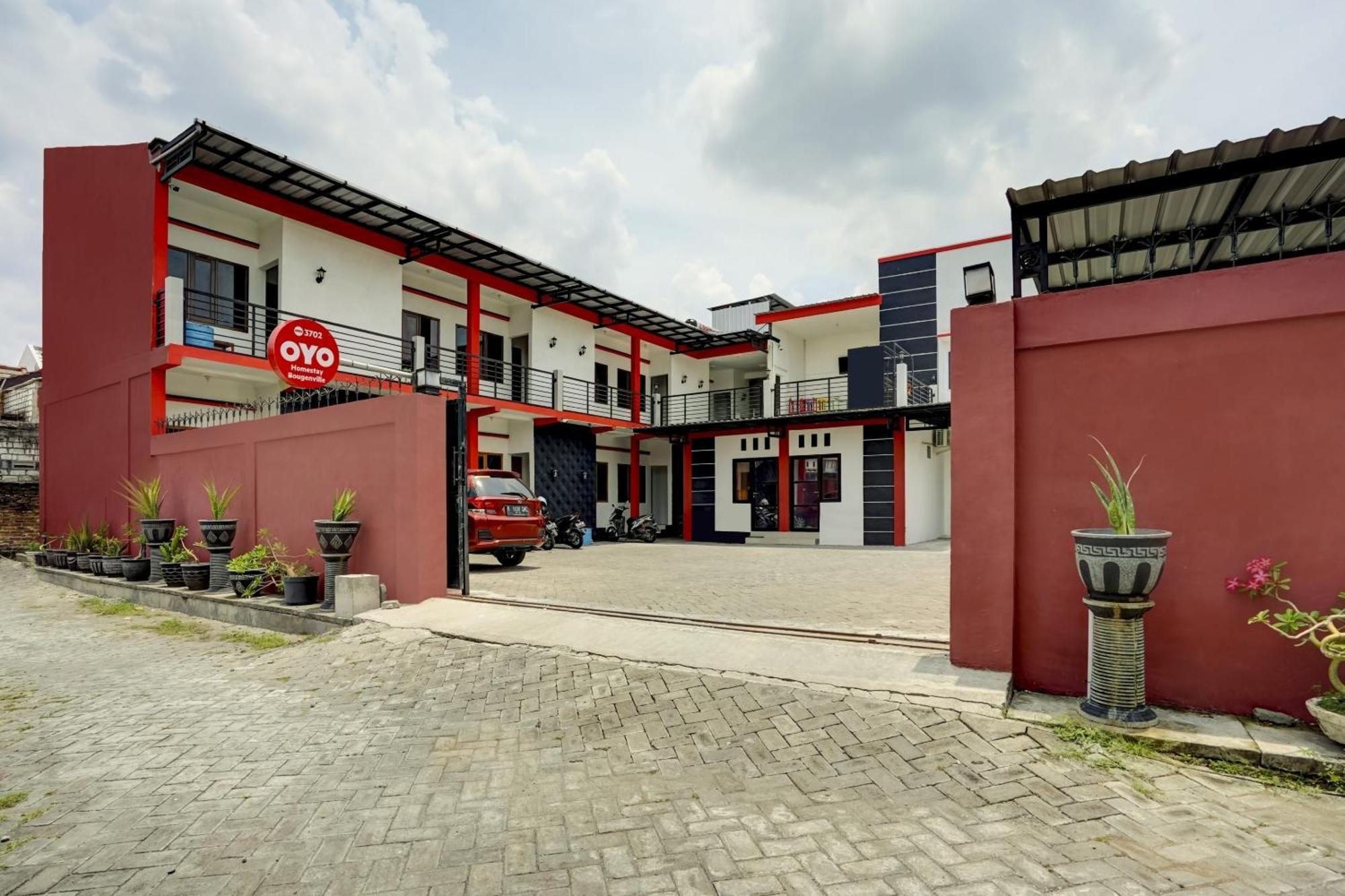 Super Oyo 3702 Homestay Bougenville Syariah Lamongan Екстериор снимка