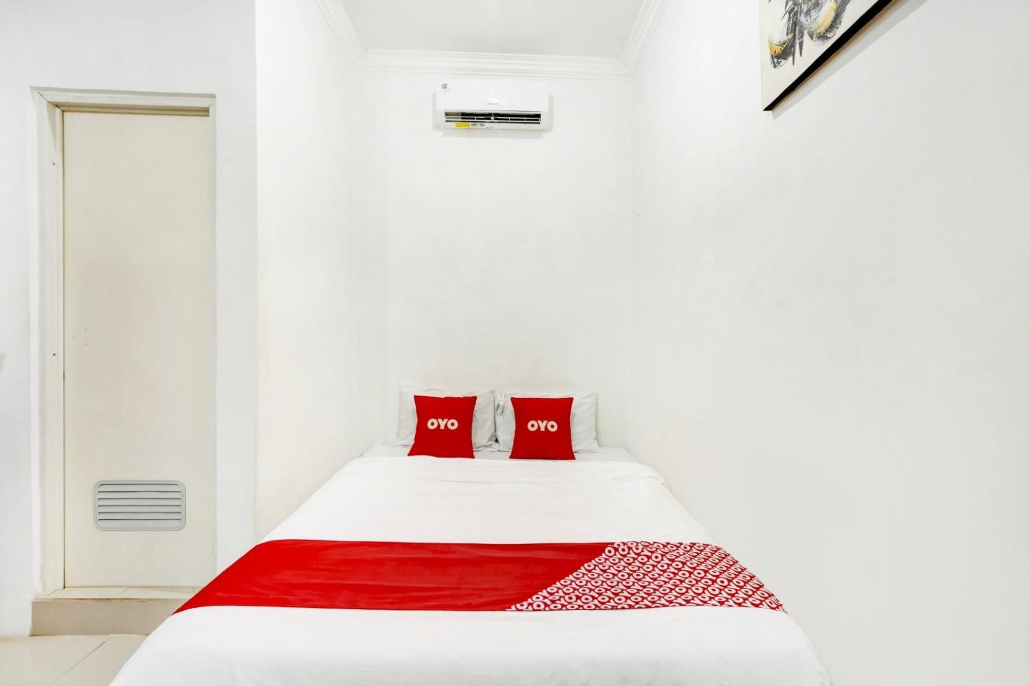 Super Oyo 3702 Homestay Bougenville Syariah Lamongan Екстериор снимка